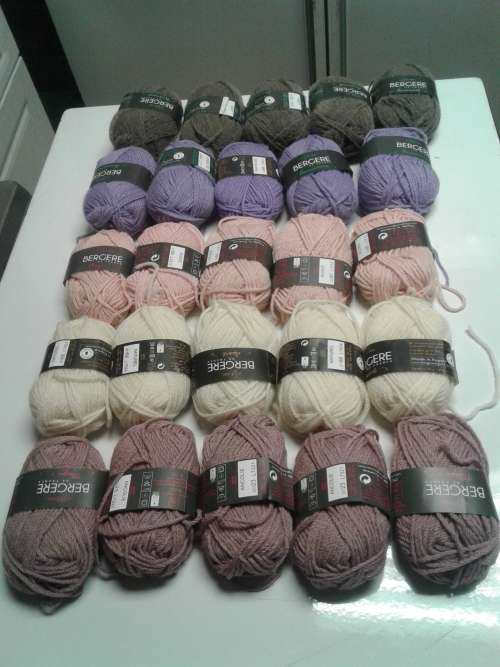 25 X 25G MULTICOLOR TOP QUALITY KNITTING WOOL  (MADE IN FRANCE )ONE BID