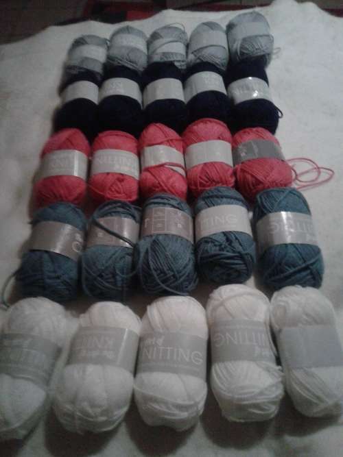25 X 25G KNITTING OR CROCHET WOOL, ONE BID