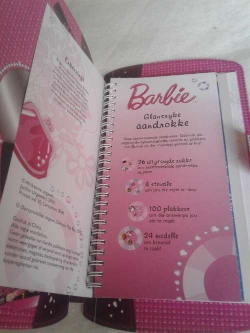 BARBIE GLAMOROUS EVENING GOWNS STENCIL SCRAPBOOK IN AFRIKAANS  (HANDBAG SHAPE)