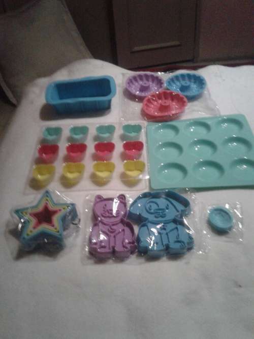 25 PIECE ALL SORTS SILICONE BAKEWARE,INCLUDING CAMEO LADY CHOCLATE MOULD ONE BID