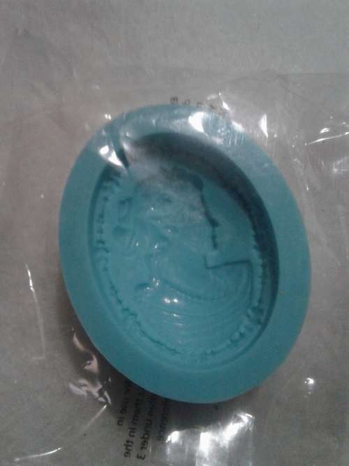 25 PIECE ALL SORTS SILICONE BAKEWARE,INCLUDING CAMEO LADY CHOCLATE MOULD ONE BID