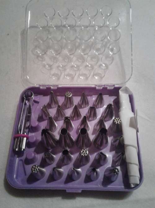 30 PIECE ICING NOZZLES INCLUDING A PIPING BAG
