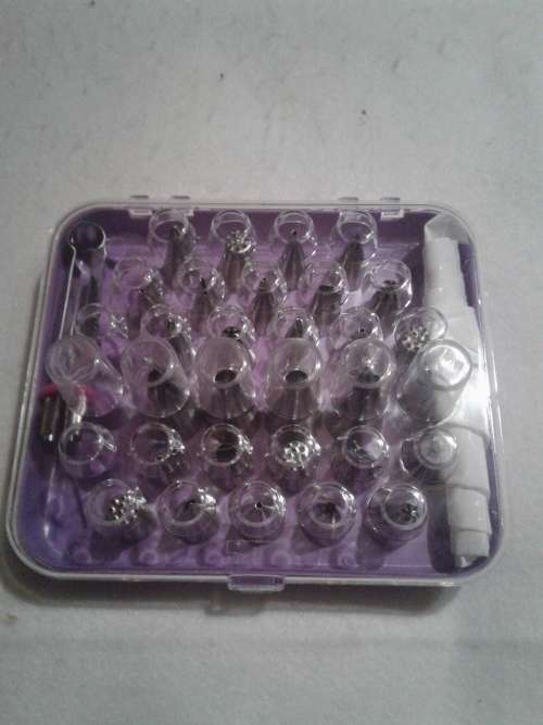30 PIECE ICING NOZZLES INCLUDING A PIPING BAG