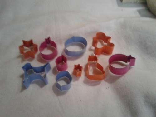 10 PIECE ALL SORTS METAL BISCUIT CUTTERS,ONE BID