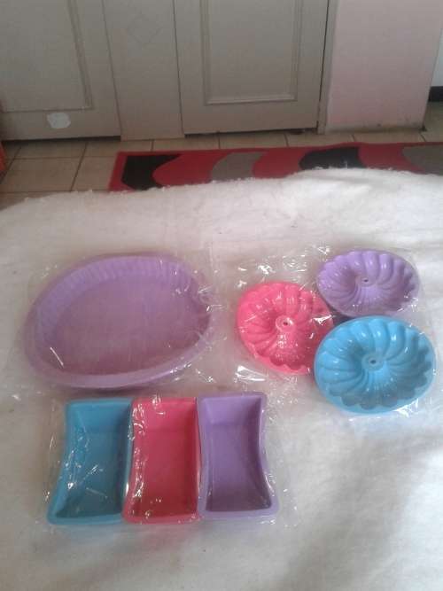 7 PIECE SILICONE OVENPROOF BAKING MOULDS,ONE BID