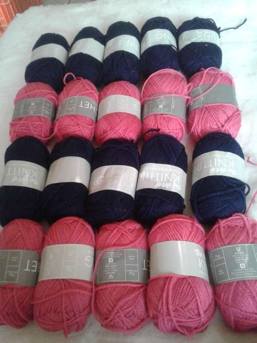 20 X 25 G PINK AND BLUE KNITTING WOOL, ONE BID