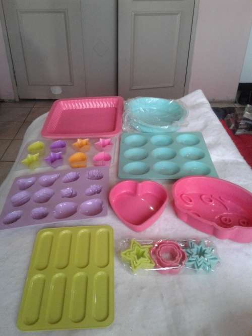 24 PIECES ALL SORTS OVENPROOF SILICONE BAKEWARE, ONE BID