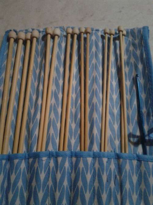 7 PAIRS ALL SIZE BAMBOO KNITTING NEEDLES AND A CROCHET HOOK IN BAG(3,5mm to 6,5mm)