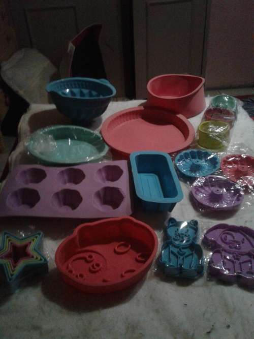 20 PIECE ALL SORTS OVENPROOF SILICONE BAKEWARE, ONE BID