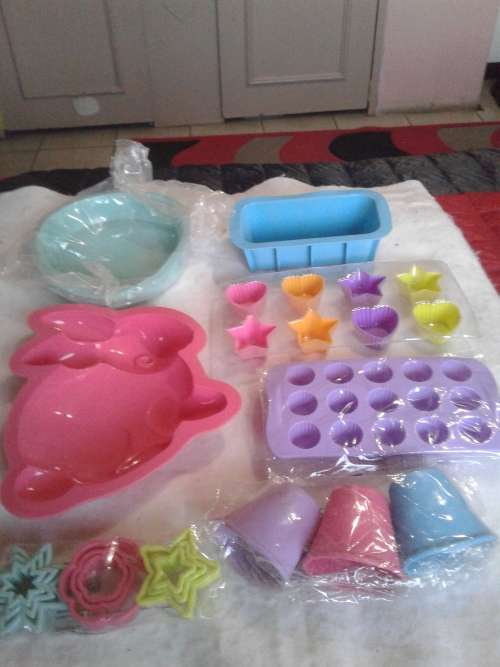 ALL SORTS OVENPROOF SILICONE BAKEWARE  (24 PIECE )ONE BID
