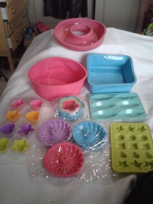21 PIECE ALL SORTS OVENPROOF SILICONE BAKEWARE, ONE BID