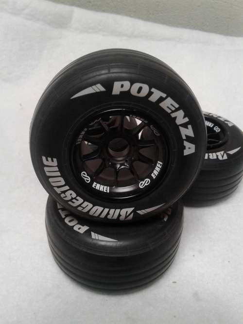 4 X  BRIDGESTONE POTENZA TYRES WITH GENUINE ALLOY MAGS (SCALE 1:8)