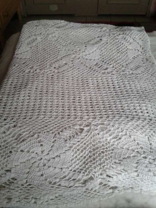 LOVELY VINTAGE CROCHET TABLECLOTH
