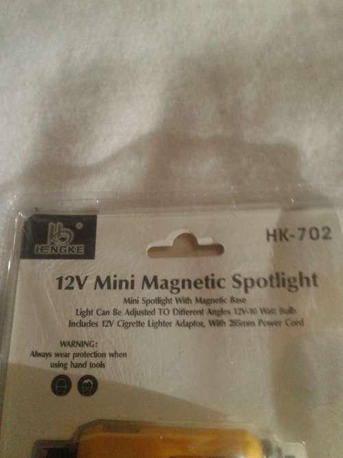 MAGNETIC SPOTLIGHT  (LIGHT CAN BE ADJUSTED TO DIFFERENT ANGLES,12V-10 WATT)5 LED LIGHT