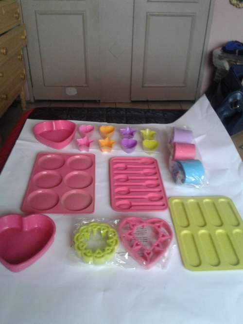 ALL SORTS OVENPROOF SILICONE BAKEWARE  (18 PIECES)ONE BID