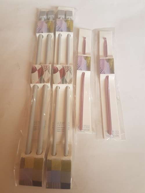 2PAIRS KNITTING NEEDLES (4,5MM&6,5MM)AND 2 CROCHET HOOKS (3,5MM&4,0MM)ONE BID