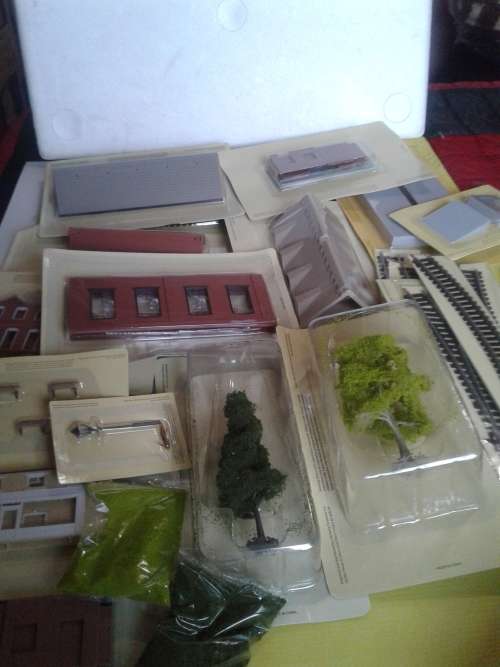 OVER 20  PIECES OF ALL SORTS RAILWAY ASSECORIES FOR SCALE 00 BY HATCHETTE PARTWORK,ONE BID