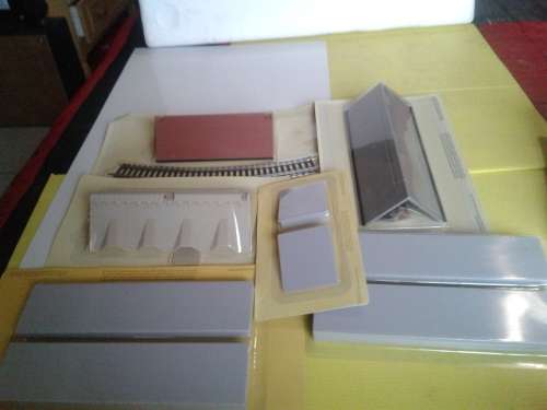 OVER 20  PIECES OF ALL SORTS RAILWAY ASSECORIES FOR SCALE 00 BY HATCHETTE PARTWORK,ONE BID