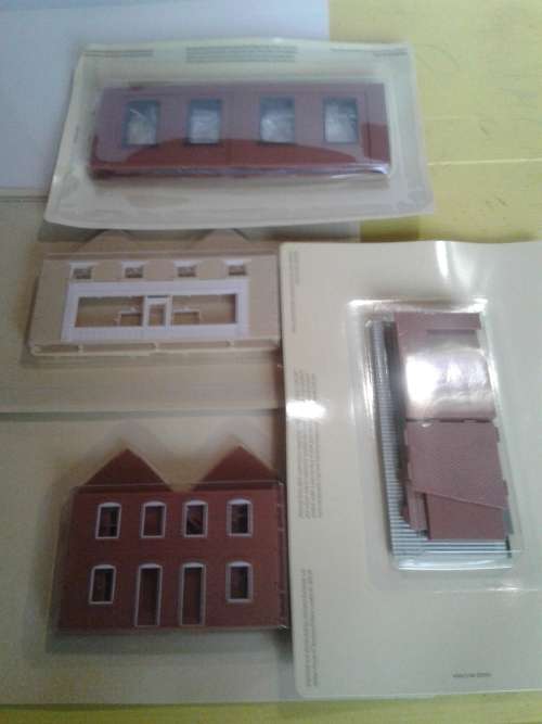 OVER 20  PIECES OF ALL SORTS RAILWAY ASSECORIES FOR SCALE 00 BY HATCHETTE PARTWORK,ONE BID