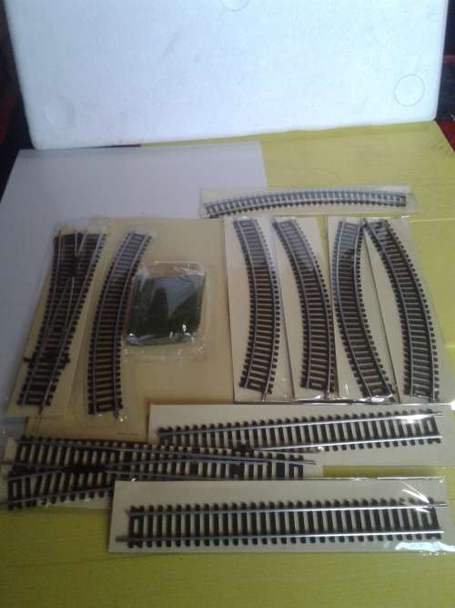 OVER 20  PIECES OF ALL SORTS RAILWAY ASSECORIES FOR SCALE 00 BY HATCHETTE PARTWORK,ONE BID