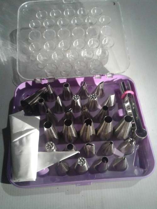 30 PIECE ALL SORTS BAKING NOZZLES INCL.A PIPING BAG