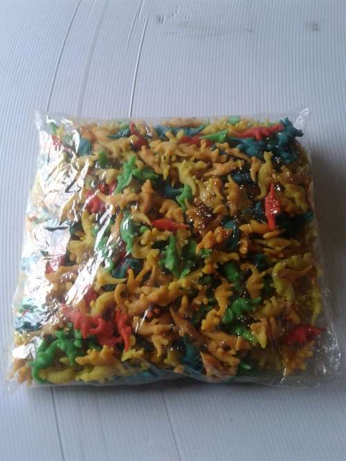 THOUSANDS OF GROW IN WATER ANIMALS IN A PACK (GLOW IN THE DARK)IDEAL FOR VASE,ETC...