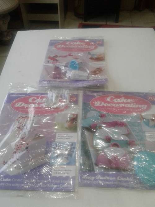 3 X CAKE DECORATIONS INCL. MAGAZINES(RECIPES)9NE BID