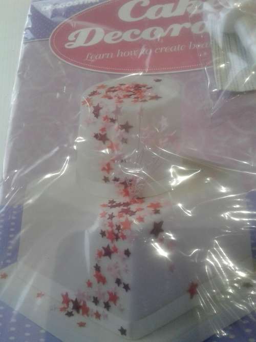3 X CAKE DECORATIONS INCL. MAGAZINES(RECIPES)9NE BID