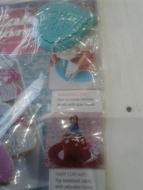 3 X CAKE DECORATIONS INCL. MAGAZINES(RECIPES)9NE BID