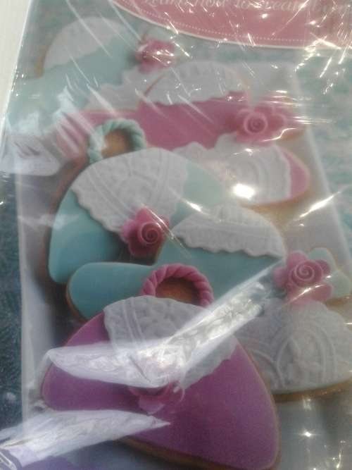 3 X CAKE DECORATIONS INCL. MAGAZINES(RECIPES)9NE BID