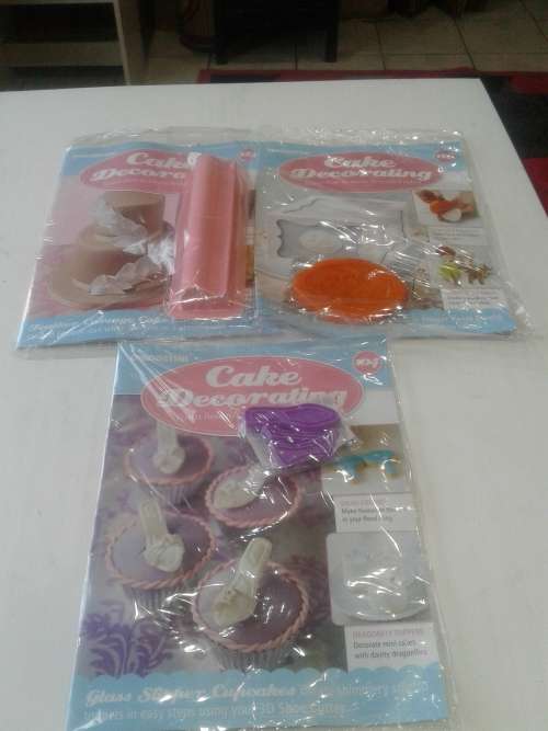 3 X  CAKE DECORATIONS INCL. MAGAZINES  (RECIPES)ONE BID