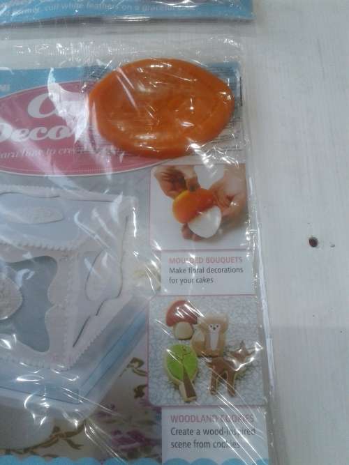 3 X  CAKE DECORATIONS INCL. MAGAZINES  (RECIPES)ONE BID