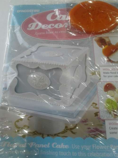 3 X  CAKE DECORATIONS INCL. MAGAZINES  (RECIPES)ONE BID