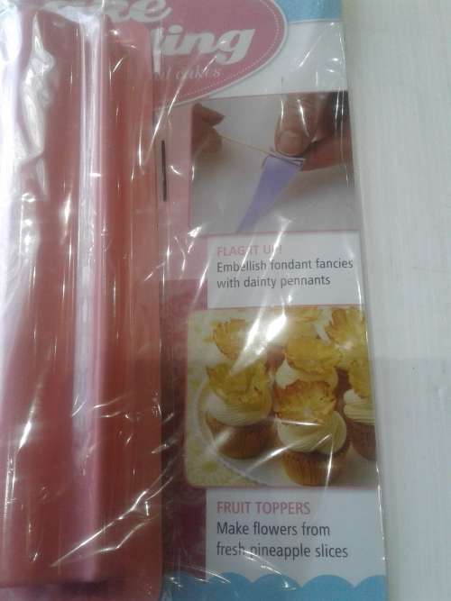 3 X  CAKE DECORATIONS INCL. MAGAZINES  (RECIPES)ONE BID