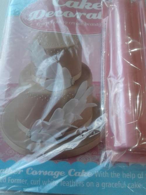3 X  CAKE DECORATIONS INCL. MAGAZINES  (RECIPES)ONE BID