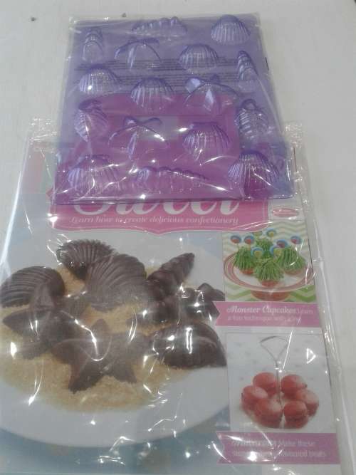 3 X  SOMETHING SWEET CAKE DECORATIONS INCL. MAGAZINES  (RECIPES )ONE BID