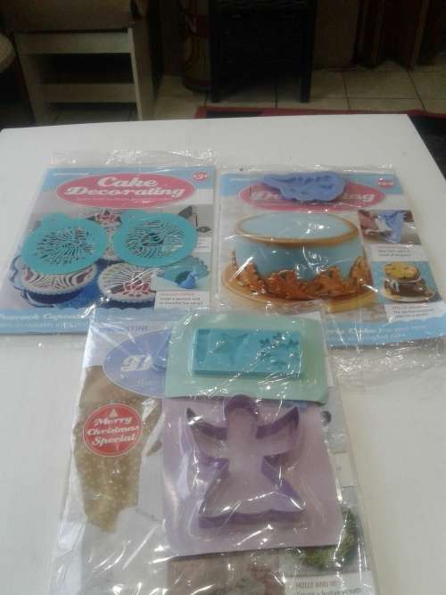 3 X CAKE DECORATIONS INCL. MAGAZINES  (ONE BID )
