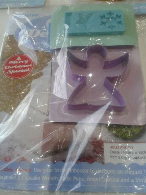 3 X CAKE DECORATIONS INCL. MAGAZINES  (ONE BID )
