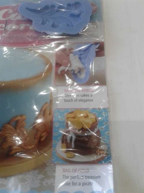 3 X CAKE DECORATIONS INCL. MAGAZINES  (ONE BID )
