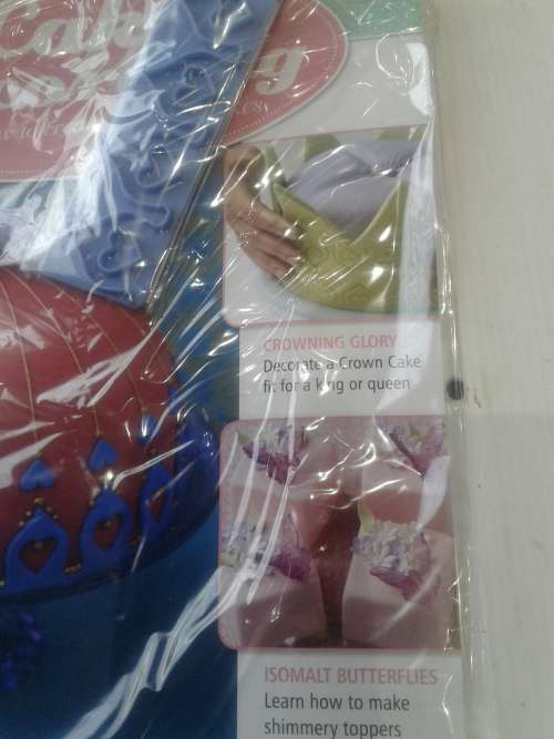 3 X CAKE DECORATIONS INCL. MAGAZINES  (RECIPES )ONE BID