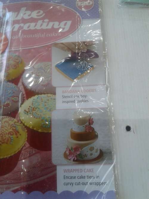 3 X CAKE DECORATIONS INCL. MAGAZINES  (RECIPES )ONE BID