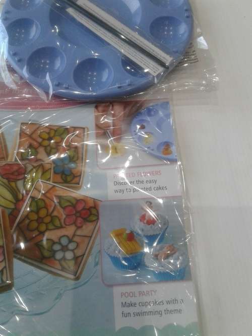 3 X CAKE DECORATIONS INCL. MAGAZINES  (RECIPES )ONE BID
