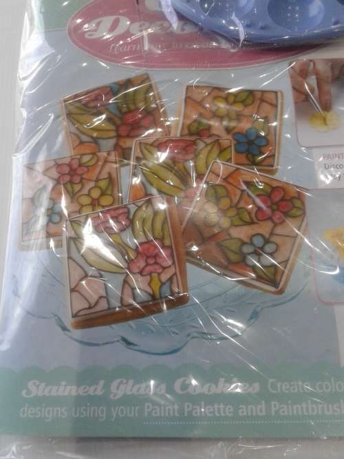 3 X CAKE DECORATIONS INCL. MAGAZINES  (RECIPES )ONE BID