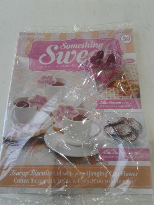 3 X SOMETHING SWEET CAKE DECORATIONS INCL. MAGAZINES  (ONE BID)