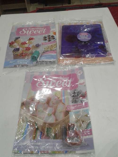 3 X SOMETHING SWEET CAKE DECORATIONS INCL. MAGAZINES, ONE BID