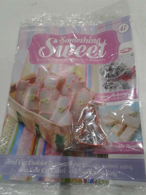 3 X SOMETHING SWEET CAKE DECORATIONS INCL. MAGAZINES, ONE BID