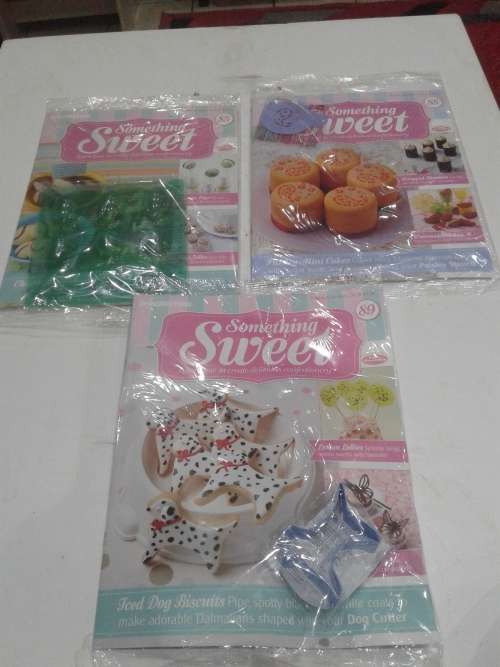 3 X SOMETHING SWEET CAKE DECORATIONS INCL. MAGAZINES, ONE BID