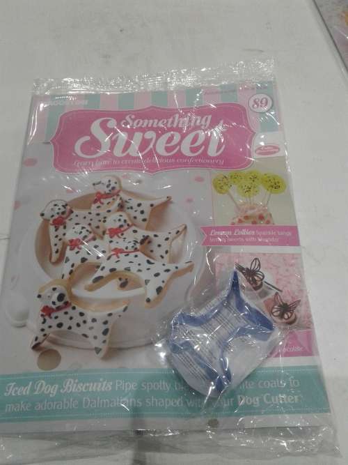 3 X SOMETHING SWEET CAKE DECORATIONS INCL. MAGAZINES, ONE BID