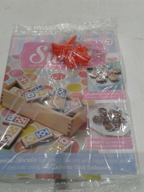 3 X SOMETHING SWEET CAKE DECORATIONS INCL. MAGAZINES, ONE BID