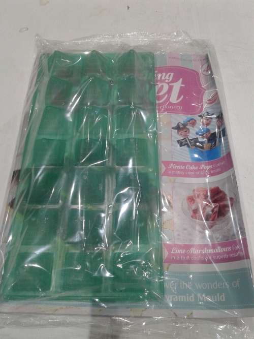 3 X SOMETHING SWEET CAKE DECORATIONS INCL. MAGAZINES, ONE BID